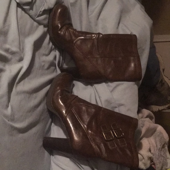 Selling brown ankle high heeled boots - Picture 3 of 3